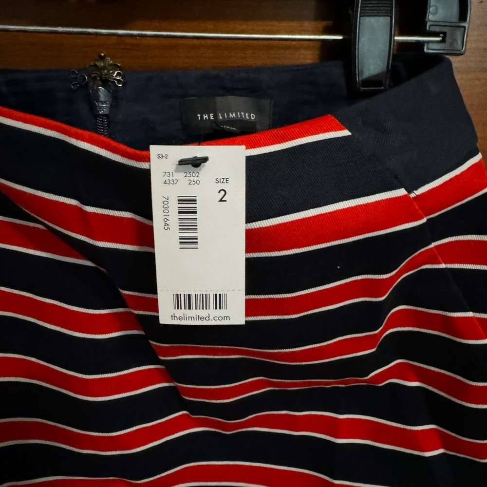 Very pretty skirt from The Limited. Never worn.